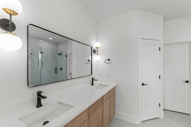 Building Photo - 3344 Sauer St