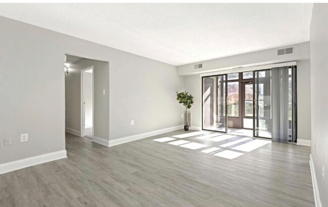 Building Photo - Renovated Herndon Condo