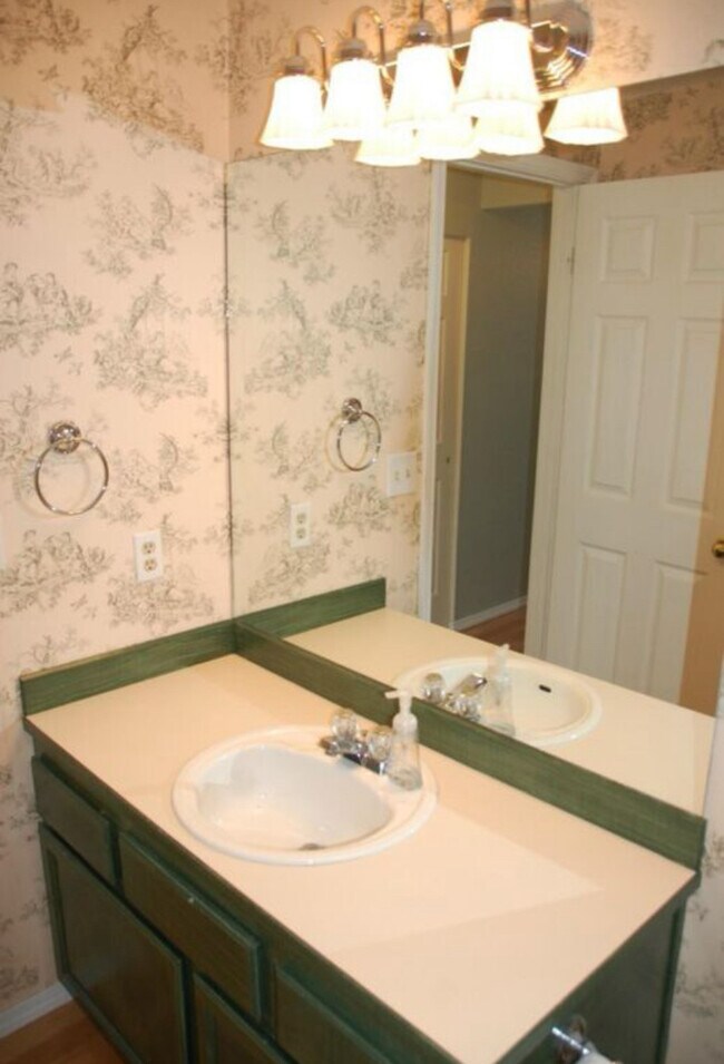 Building Photo - 2533 193rd Pl SW