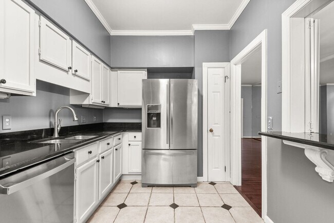 Building Photo - Townhome LOCATION!