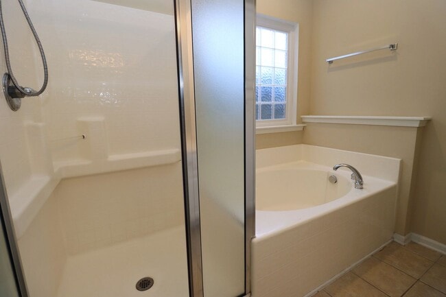 Building Photo - Fabulous 3 Bedroom home in highly desired community with a lake, pool, and clubhouse! Available M...