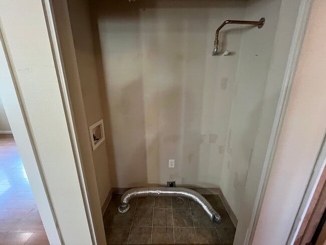 Building Photo - Updated and Bright 3 Bedroom 2 Bath Home in NE Portland (PDX/Columbia River)