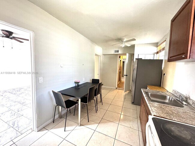 Building Photo - 465 NE 157th Ter