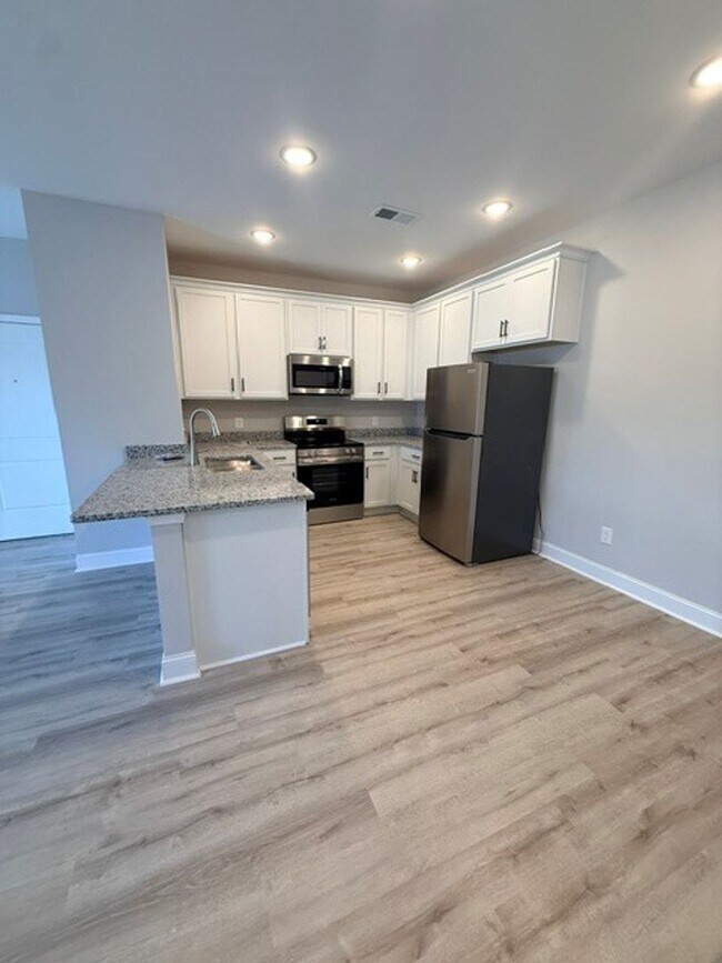 Building Photo - 308 Hillview Mls Blvd