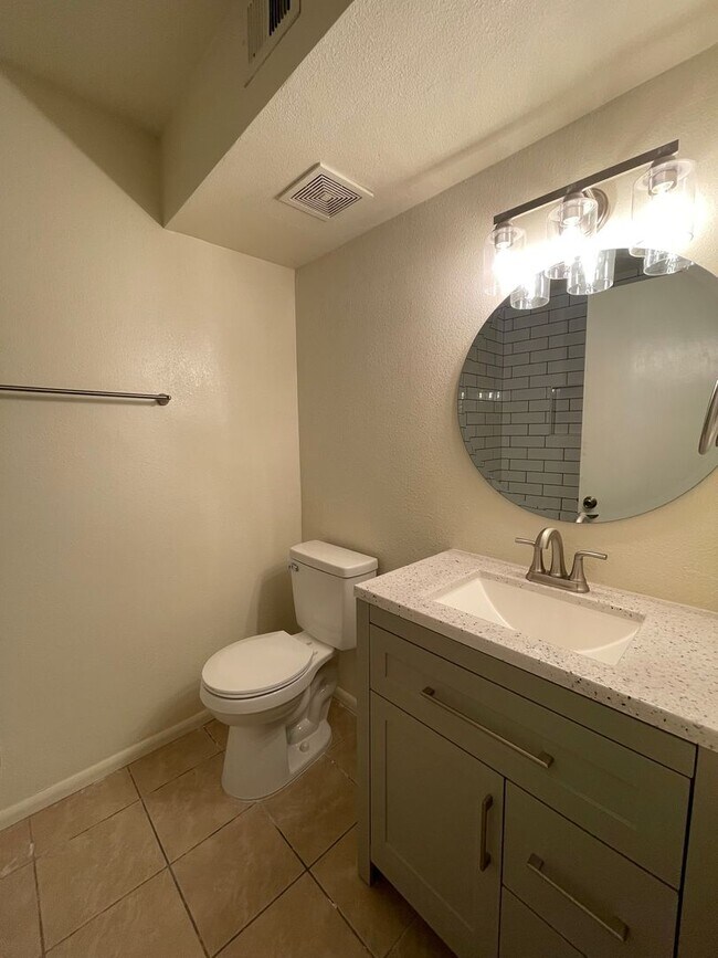 Building Photo - Remodeled 2 Bed / 2 Bath in Lovely Community – Pool, Covered Parking & Great Location