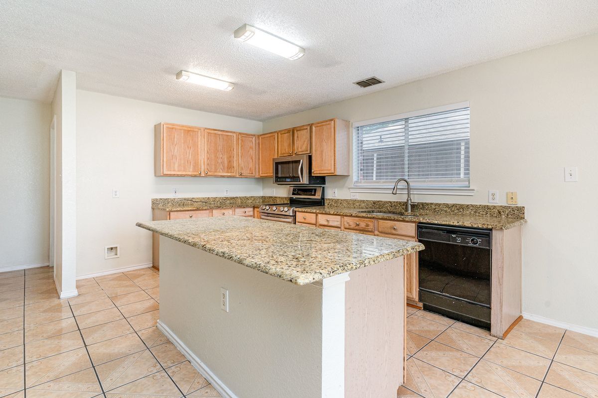 Building Photo - 1810 Cedar Ridge Dr