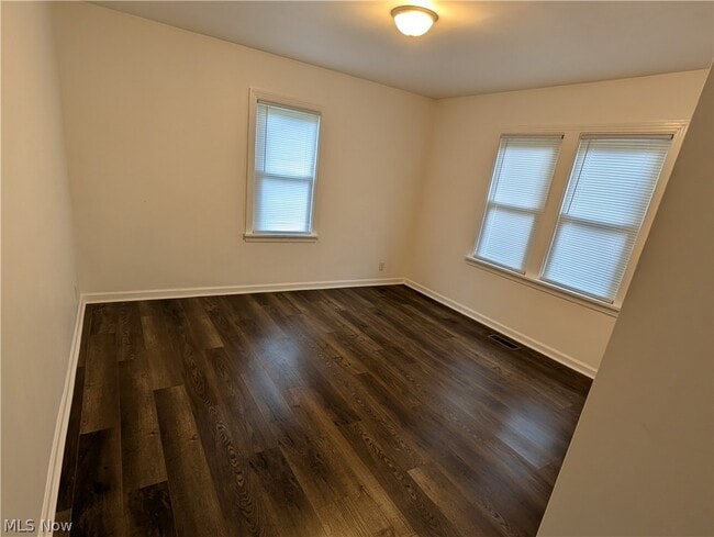 Building Photo - 616 Maple Ave NW