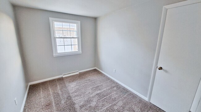 Building Photo - 400-404 Moul Avenue