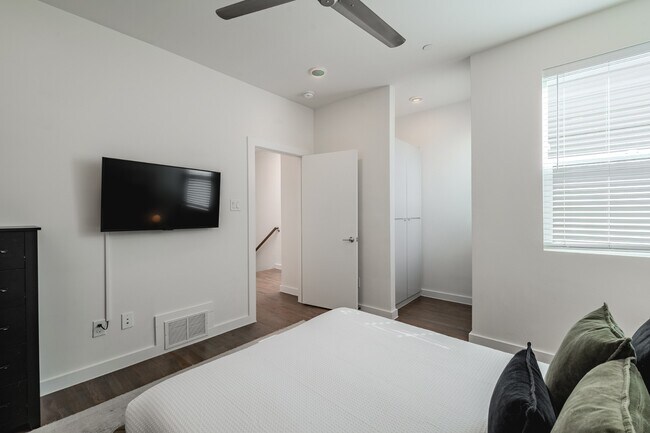 Building Photo - Modern Townhome with Gated Private Lawn & Dual Primary Suites & 2-Car Garage | Knox-Henderson / L...