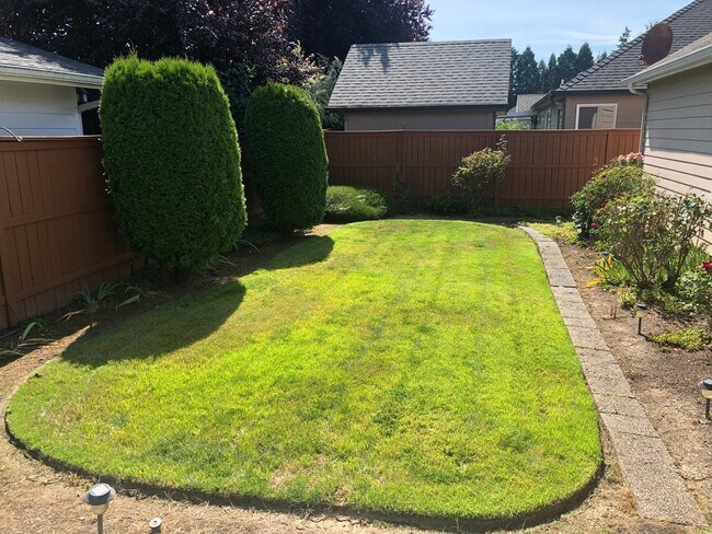 Building Photo - Larger Three Bedroom Home in Keizer