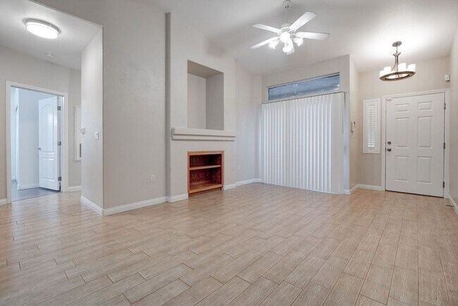 Building Photo - 2305 W Horizon Ridge Pkwy