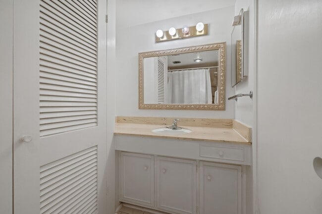Building Photo - 642 S Ripple Creek Dr