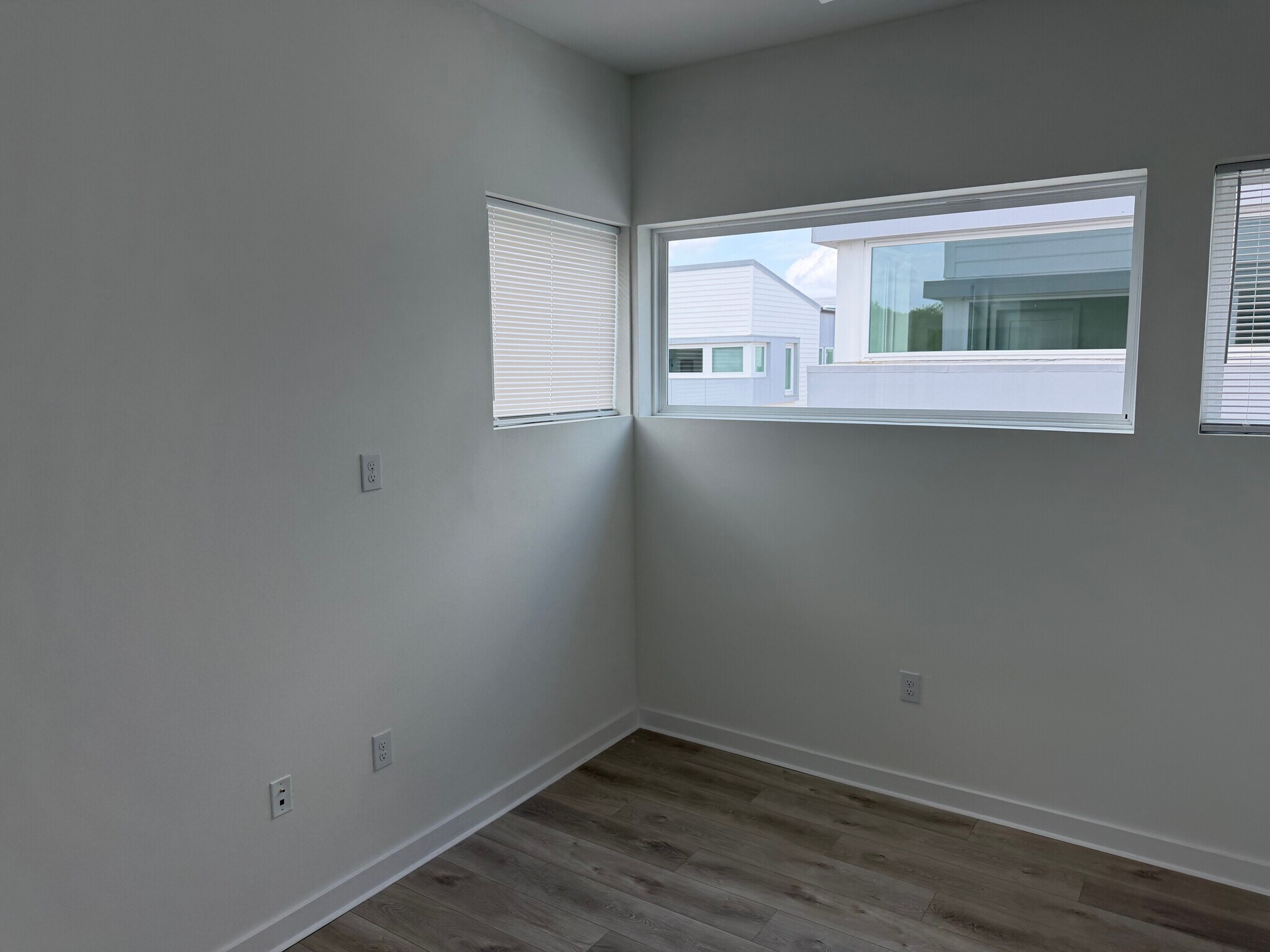 Building Photo - Room in Apartment on Riverside Farms Rd