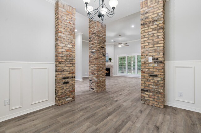 Building Photo - 25818 Overlake Dr