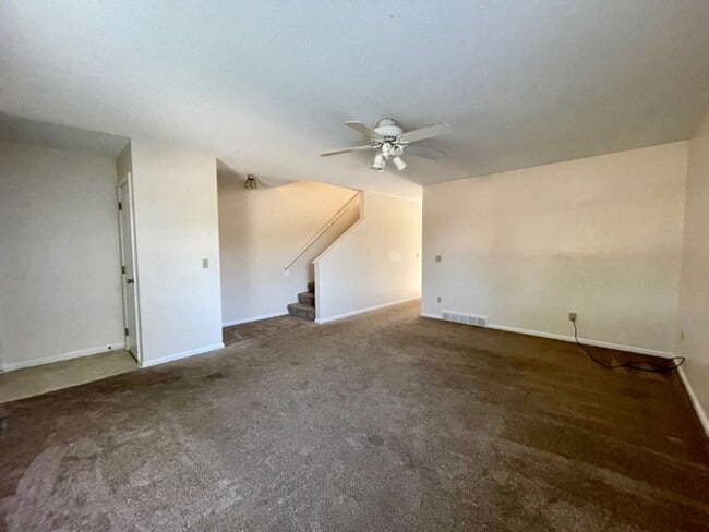 Building Photo - LEXINGTON SCHOOLS!  2 Bedroom, 1 1/2 Bath Duplex Available!