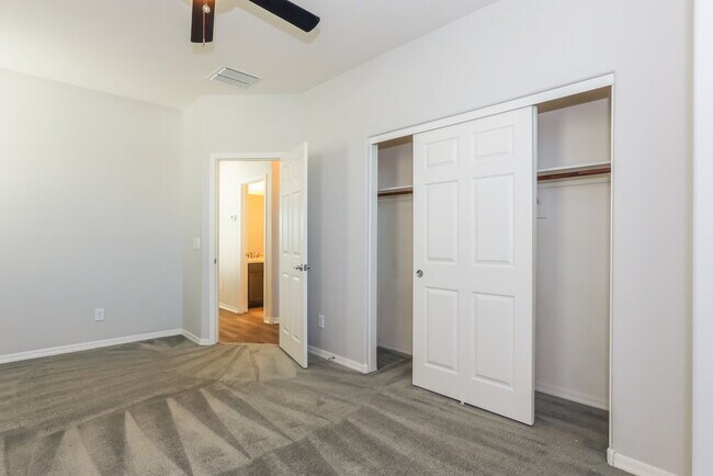 Building Photo - 3710 E Robert St