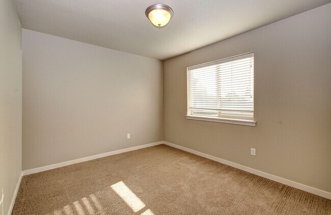 Building Photo - 3 BR, 2.5 BA Creekwood Townhome - $500 OFF 1st Mo. Rent!