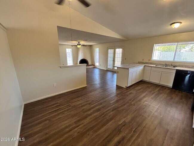 Building Photo - 3226 N Sycamore Pl