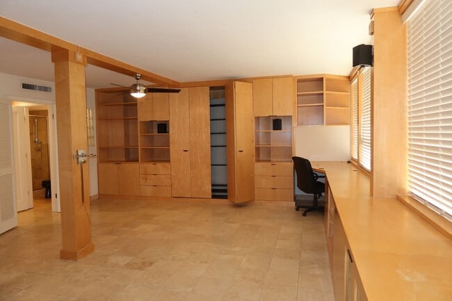 Building Photo - Downtown Studio / Home Office / All Bills ...