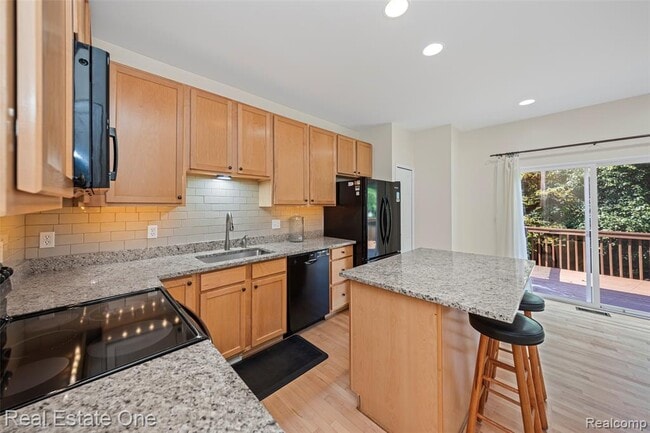 Building Photo - 38282 Saratoga Cir