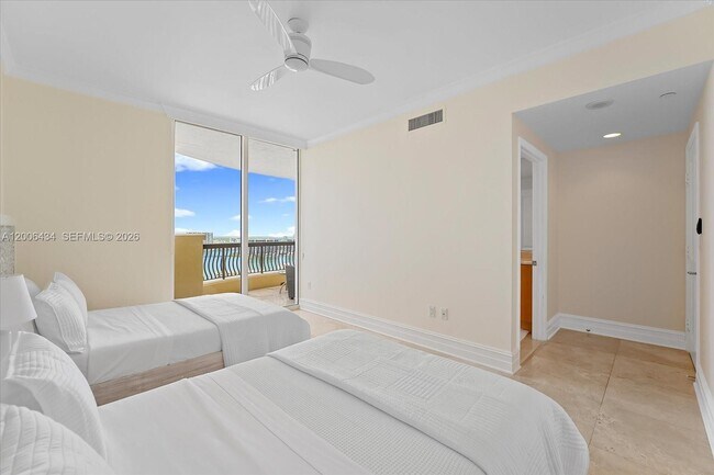 Building Photo - 17875 Collins Ave