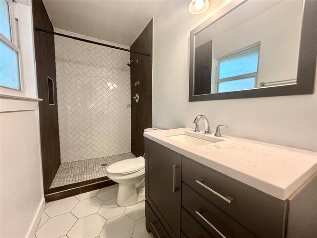 Building Photo - 1603 E 12th St