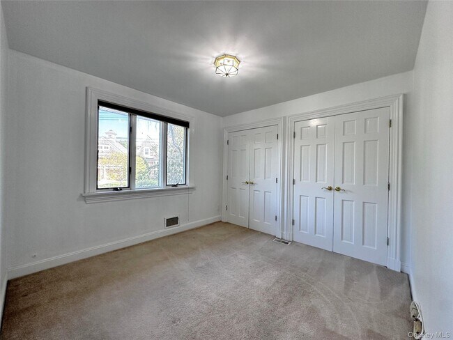 Building Photo - 1090 Bayhead Dr