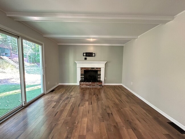 Building Photo - Large 4 bedroom ranch in Forest Hills
