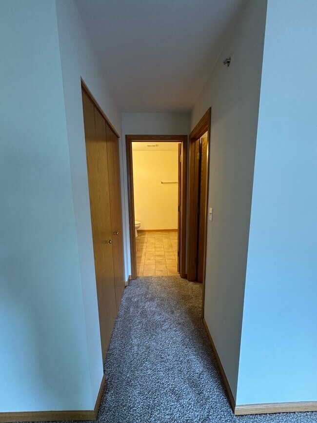 Building Photo - 2268 Vanderbilt Dr