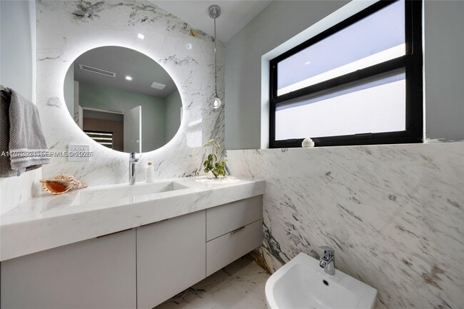 Building Photo - 1141 NE 90th St