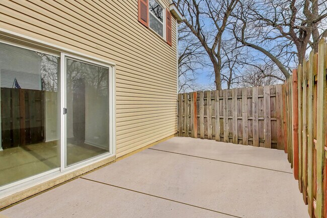 Building Photo - 1834 Jamestown Cir