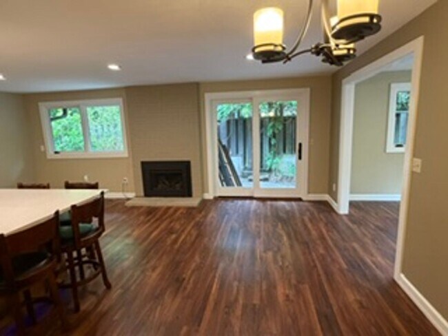 Building Photo - Charming, Spacious, Updated Home in Lake Oswego!