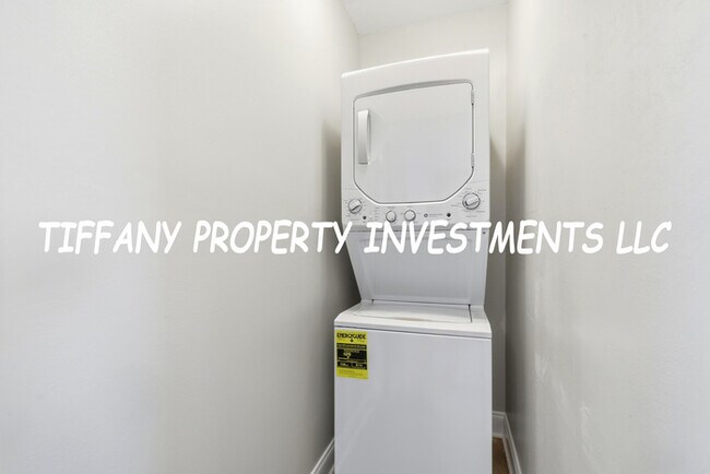 Building Photo - 1601 Carfax Dr