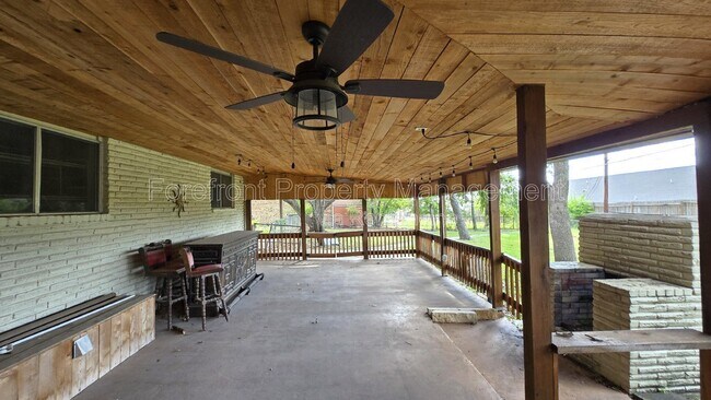 Building Photo - 7609 Linkside St