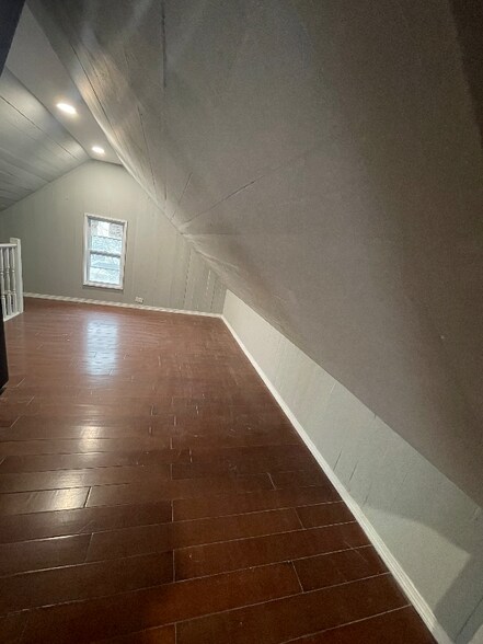 Building Photo - 595 William St