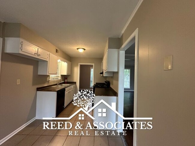 Building Photo - Charming Raleigh Home