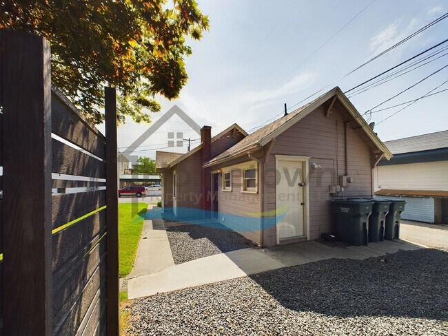 Building Photo - 1 Bedroom Cottage with Off-Street Parking Available in Midtown Coeur d'Alene!