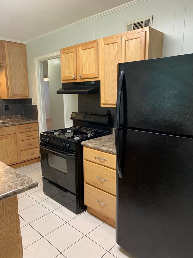 Building Photo - 3bed/1bath close to Southwest drive.