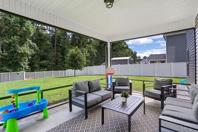 Building Photo - Spacious 4 bedroom 3 bath home with loft