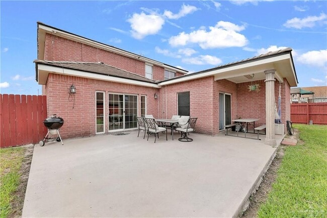 Building Photo - 3613 Los Lagos Dr
