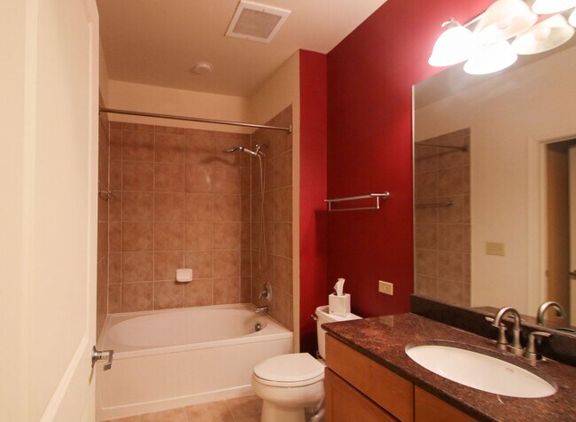 Building Photo - Bright & spacious 1Bd+ office alcove /1bth...