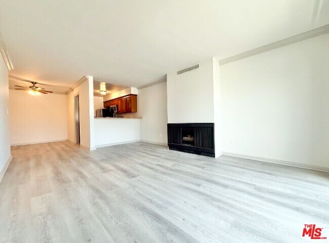 Building Photo - 821 3rd St