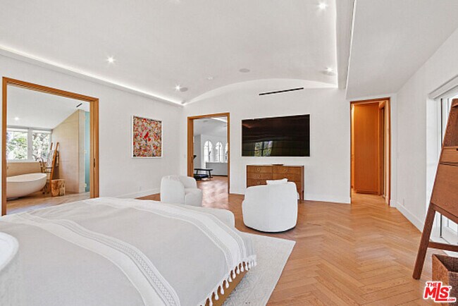 Building Photo - 9451 Sunset Blvd