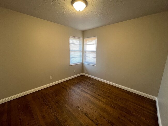Building Photo - Close to Highways and shopping! Cute and c...