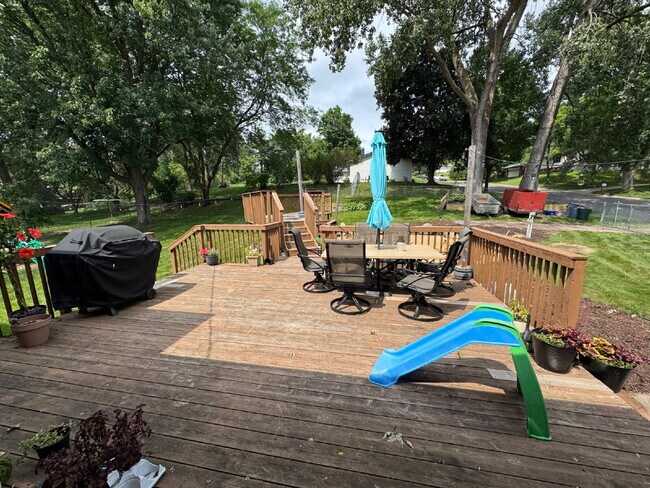 Building Photo - "Experience Elegant Living: 4-Bed Home with Granite Touches & Cozy Fireplace in Cottage Grove!"