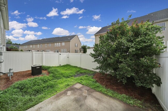 Building Photo - Beautiful Three Bed Two and Half Bath Town...