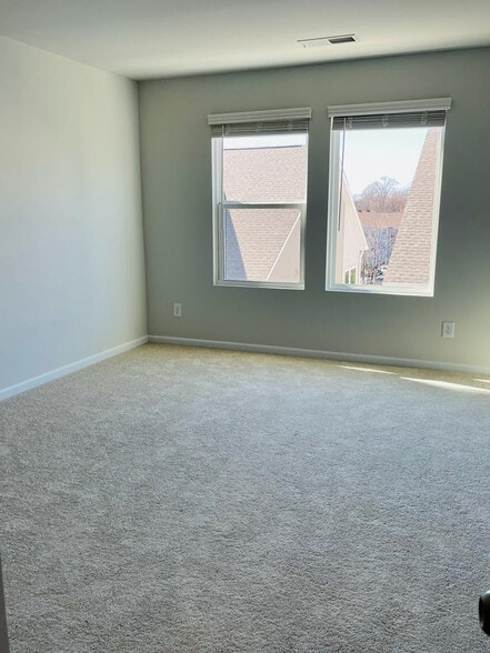 Building Photo - Room in Townhome on Statesville Ave