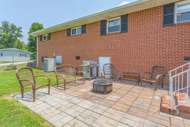 Building Photo - 161 Clara Lee Rd