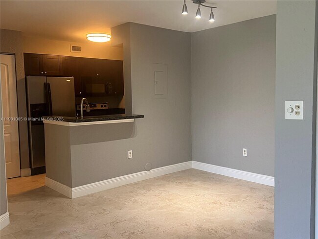 Building Photo - 2851 N Oakland Forest Dr