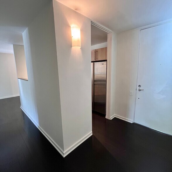 Building Photo - 330 S Barrington Ave